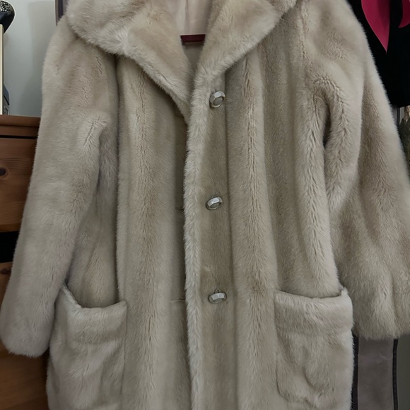 🤍 Vintage MINCARA by Russel Taylor Faux Fur Coat – Luxe Cream / Ivory 🤍 - Picture 2 of 7